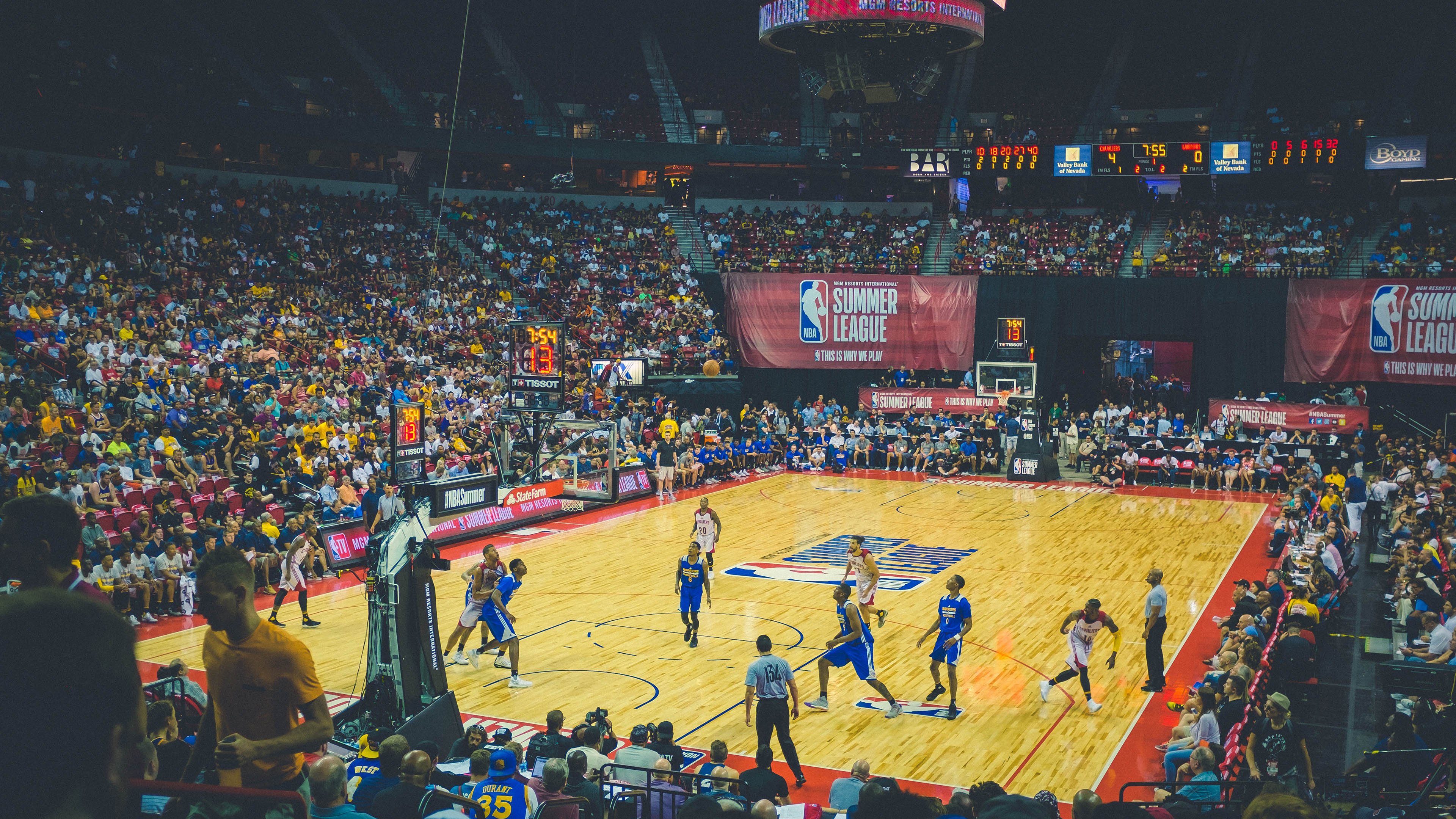 “东部新区定向赛场:徒步越野带来全新赛事体验”